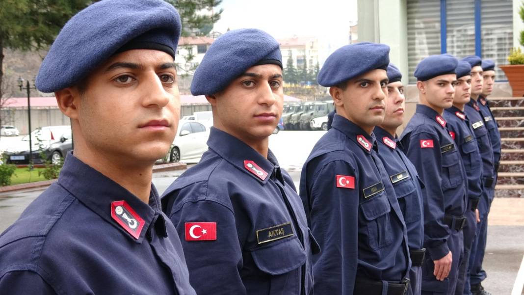 Kışladaki dört ikiz kardeş askeri, komutanları ayırt etmekte zorlanıyor 2